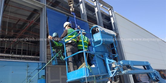 Máy Nâng Kính: Giải pháp nâng kính thông minh cho mọi công trình