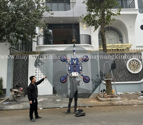 Máy nâng kính 400kg: Đầu tư thông minh cho công trình kính của bạn